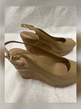 ANTONIO MELANI Tan Patent Cork Wedge Slingback Pumps
